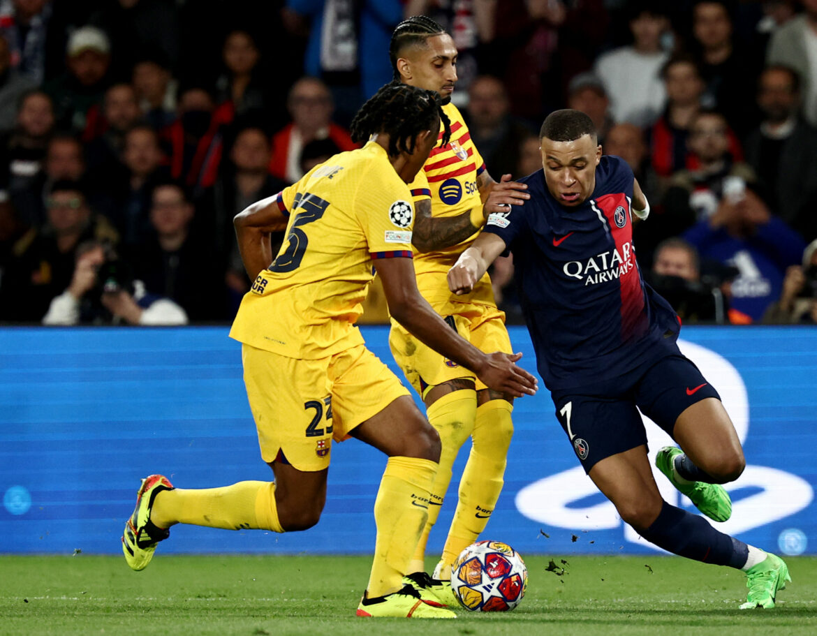 Detienen a dos hinchas durante el partido PSG-Barça por racismo y saludos nazis