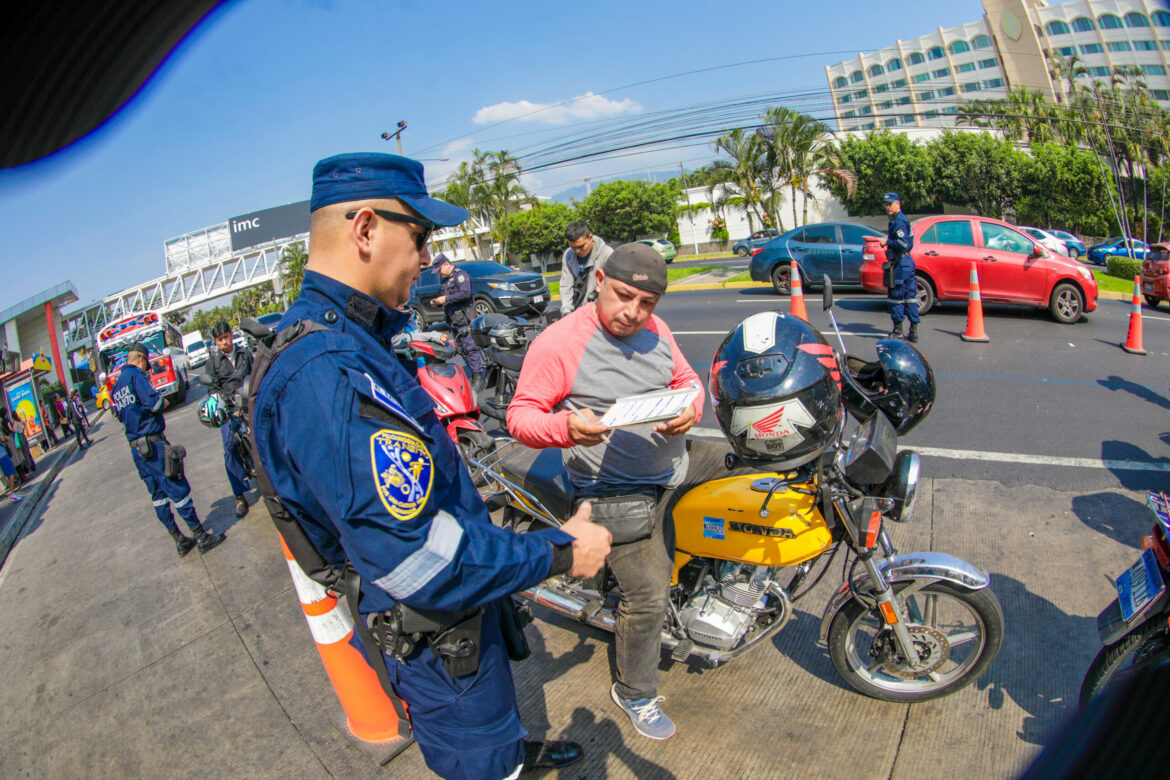 PNC instala control para motociclistas en San Salvador