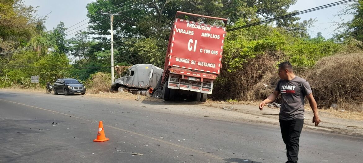 Una rastra y tres vehículos los protagonistas de un aparatoso accidente en carretera Litoral