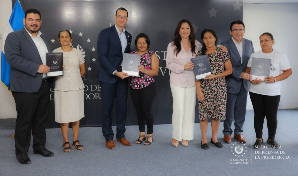 Gobierno de El Salvador hace entrega de escrituras a 19 familias de la lotificación San Antonio Caminos, en San Vicente