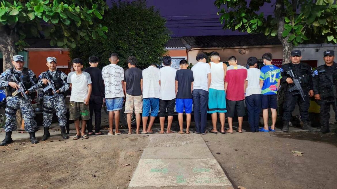 Detienen a dos pandilleros y a 16 menores de edad que se dedicaban a realizar grafitis alusivos a pandillas en Usulután