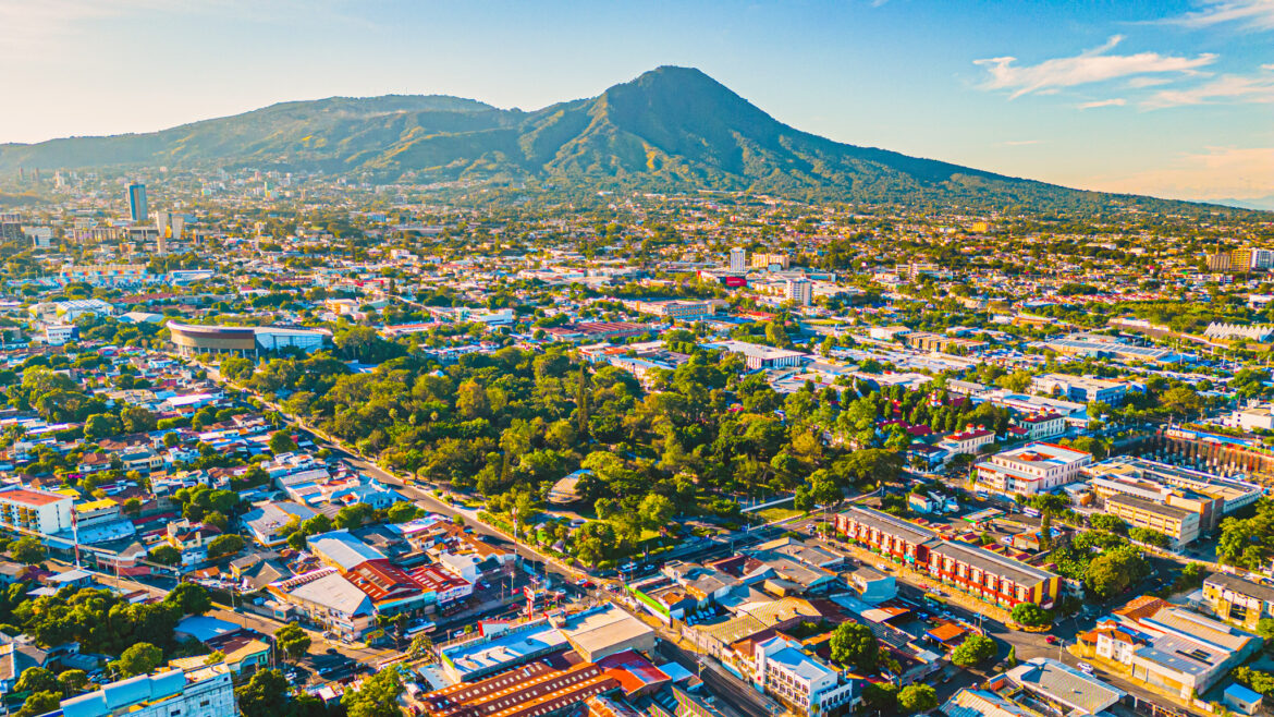 Ministra de Economía: «Empresas de Colombia, Honduras y Guatemala están interesadas en invertir en el sector hotelero en el país»
