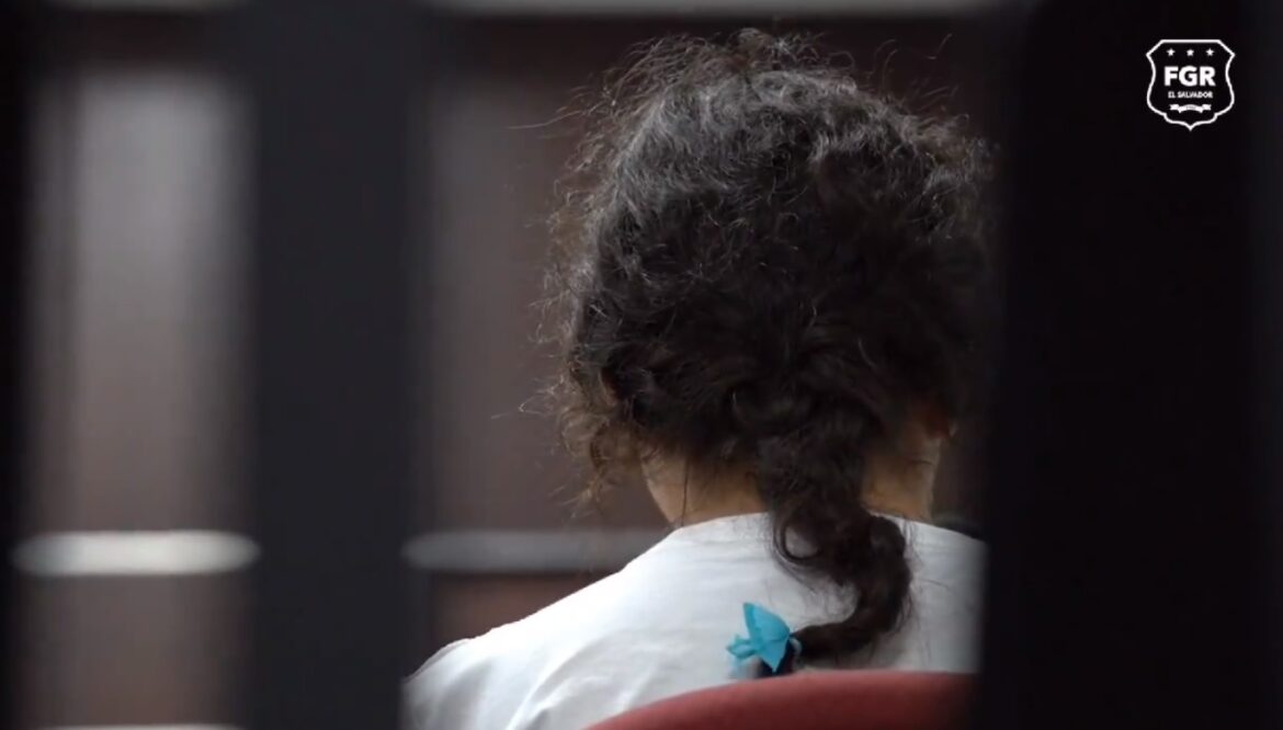 Mujer acusada de matar a su bebé en la Residencial Veranda continuará detenida