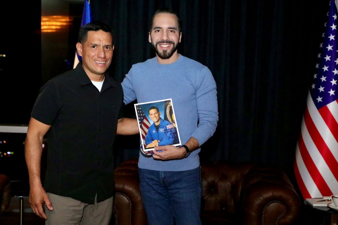 Pdte. Bukele se reúne con el astronauta salvadoreño, Frank Rubio