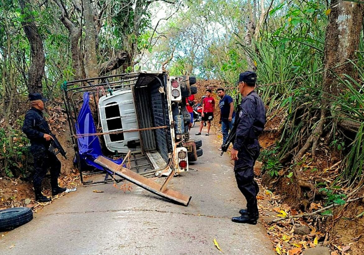 Varios lesionados tras vuelco de camión en caserío San Vicente, Ilobasco