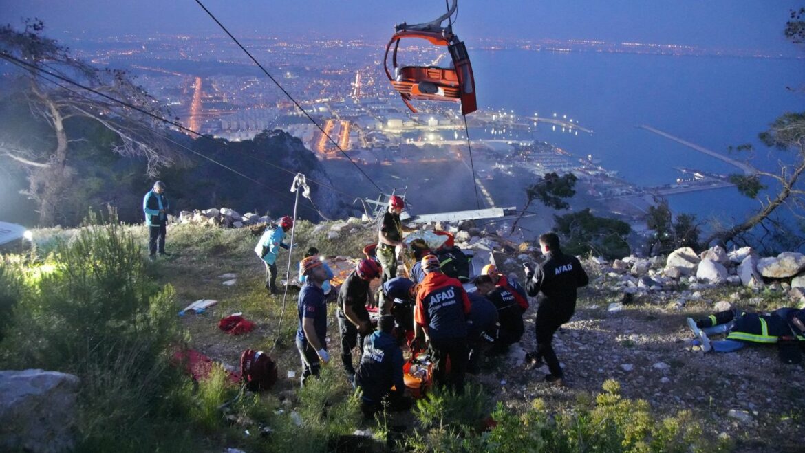 Una cabina de teleférico volcó en Turquía dejando un muerto y 10 heridos