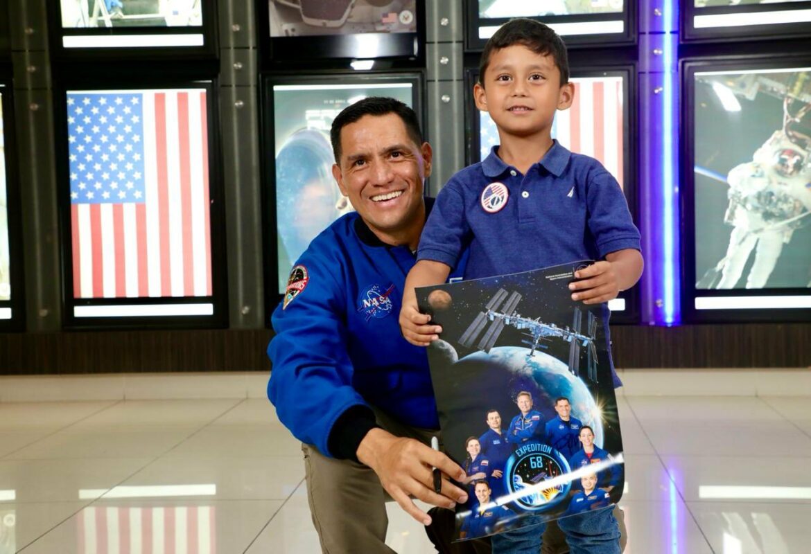 Tras varios días en el país, el astronauta Frank Rubio, se despide de los salvadoreños
