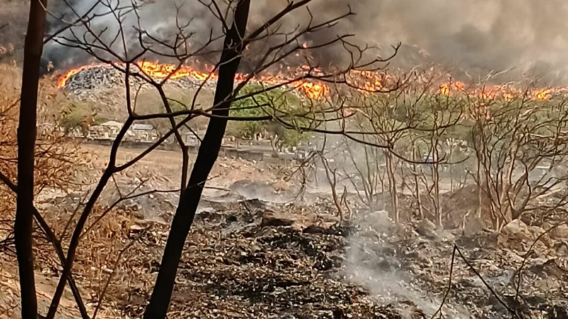 Continúa fuerte incendio en el botadero de basura en San Miguel, lugareños piden su cierre indefinido