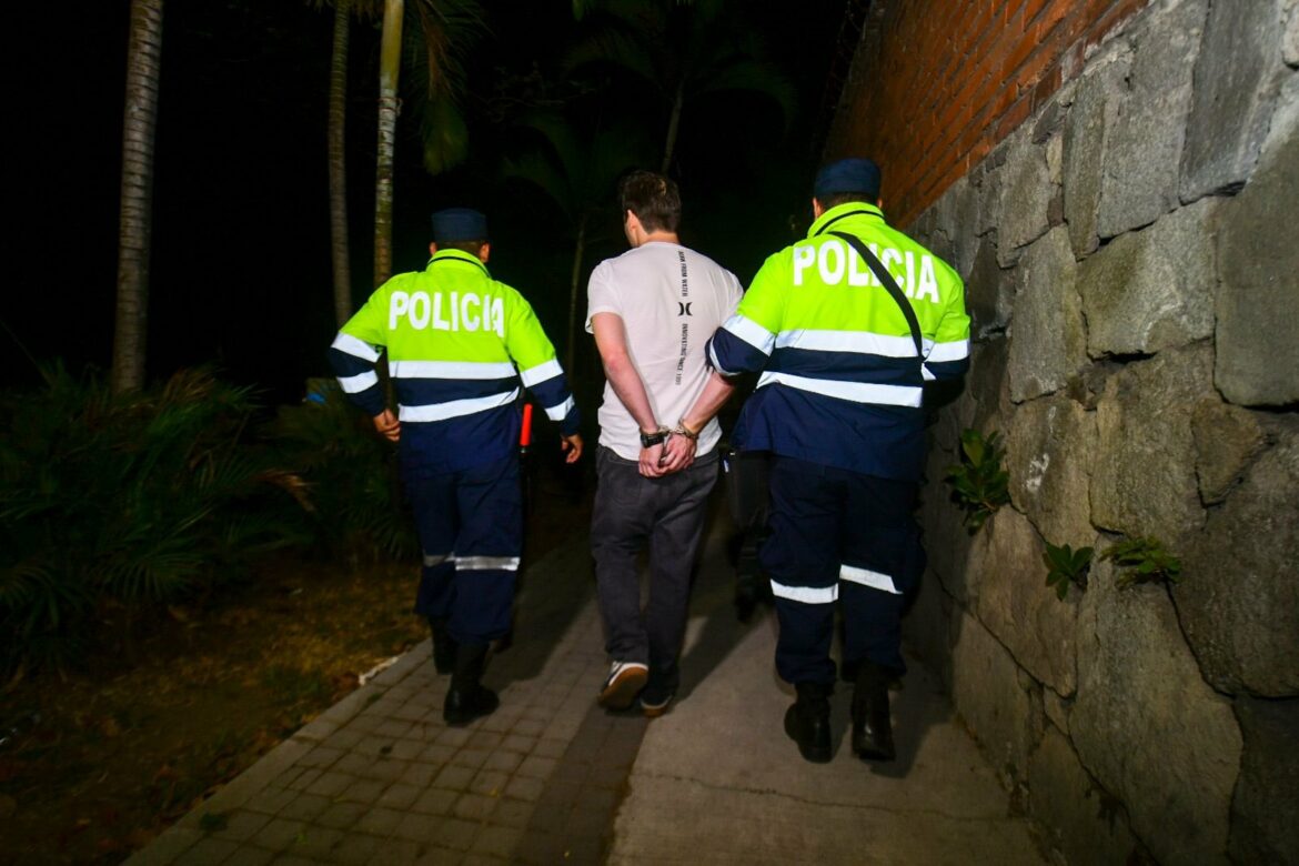 Arrestan a 12 conductores peligrosos en diferentes puntos del país e imponen 19 multas por infracciones de transito  