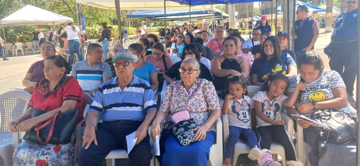 «Están tomando en cuenta al pueblo, el pueblo que los ha elegido»: más de 1,500 personas recibieron atención médica y otros servicios en Soyapango