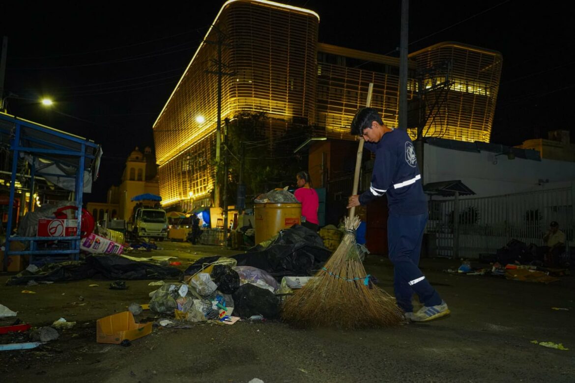 Personal de la Alcaldía de San Salvador realiza limpieza en las diferentes calles donde los comerciantes desmontaron sus puestos