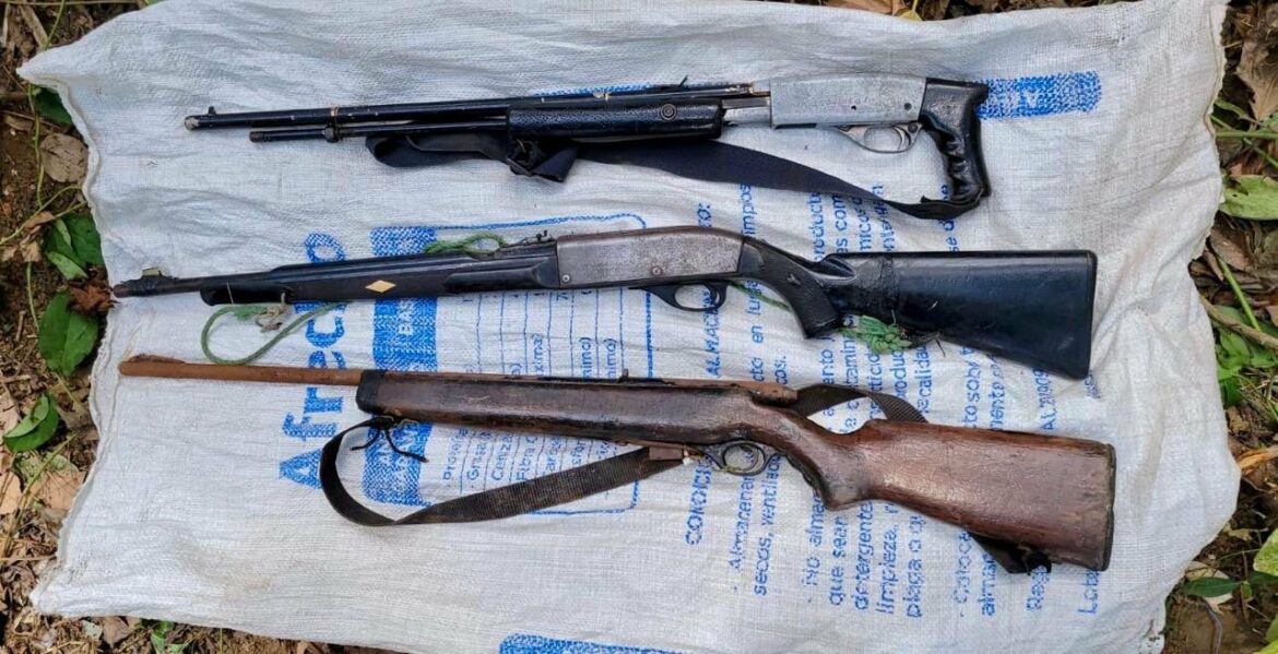 Soldados ubican tres fusiles semienterrados en Tepecoyo, La Libertad