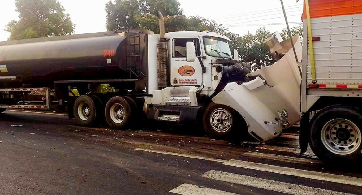 Dos fallecidos en aparatoso accidente de tránsito sobre la carretera que de San Salvador conduce hacia Sonsonate