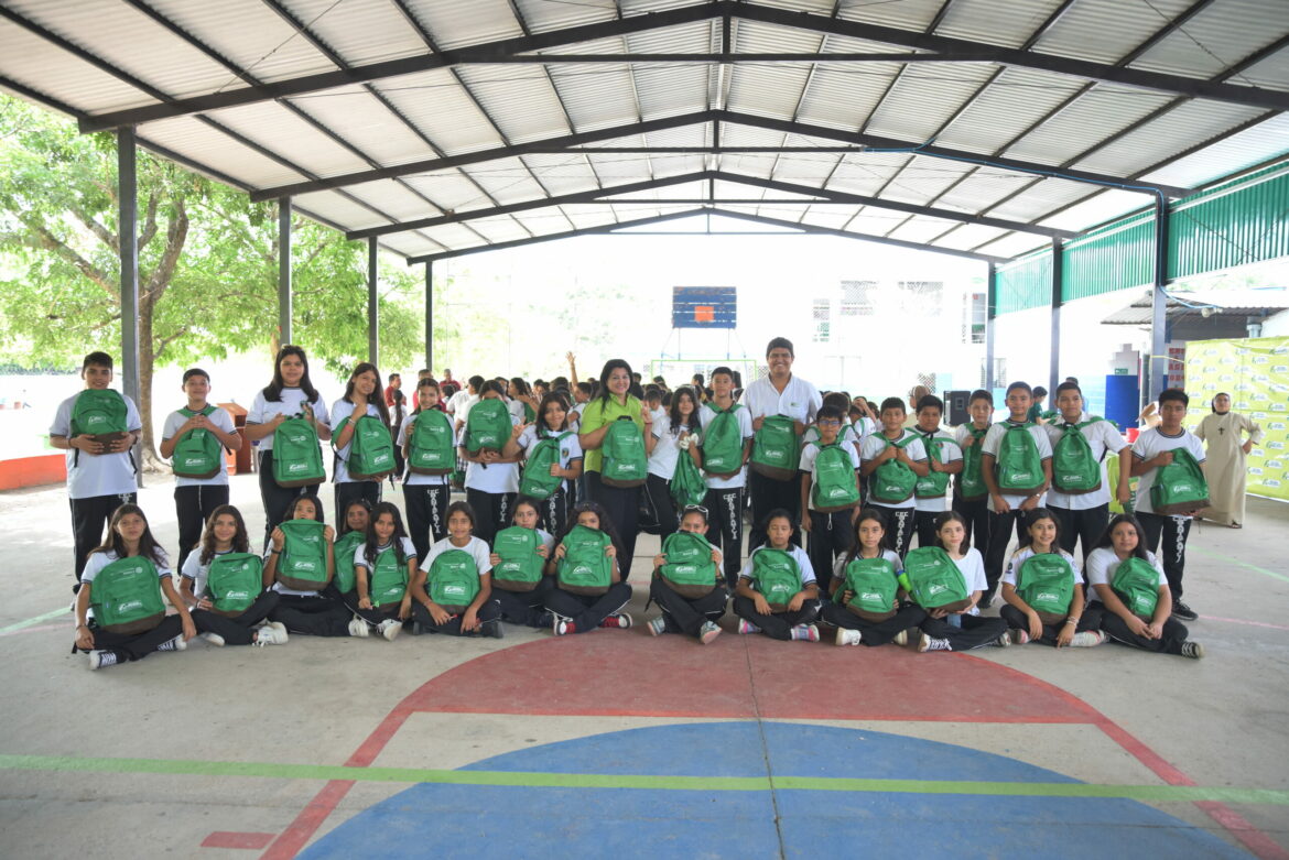 El SISTEMA FEDECRÉDITO entrega donativo de mochilas en escuelas de San Vicente