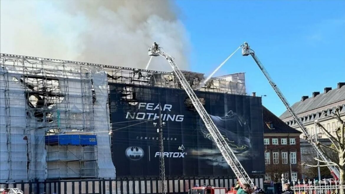 Se incendia el histórico edificio de la Antigua Bolsa de Valores de Dinamarca