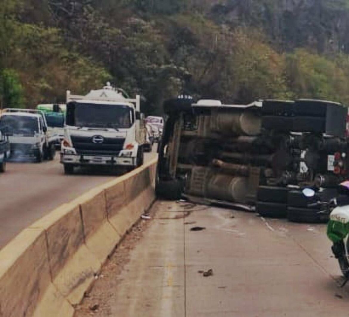 Vuelco de rastra en carretera Los Chorros