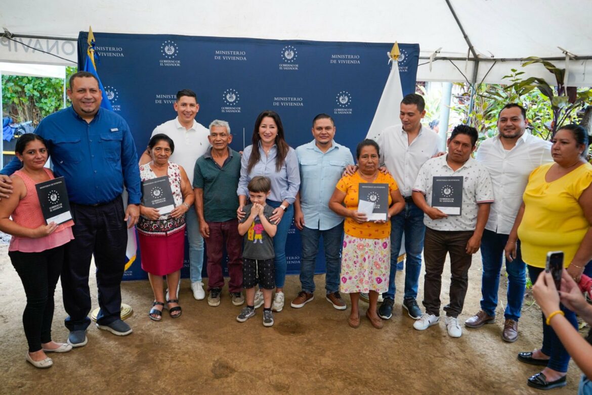 Gobierno invierte más de $12 mil para entregar escrituras de propiedad a 27 familias de Izalco