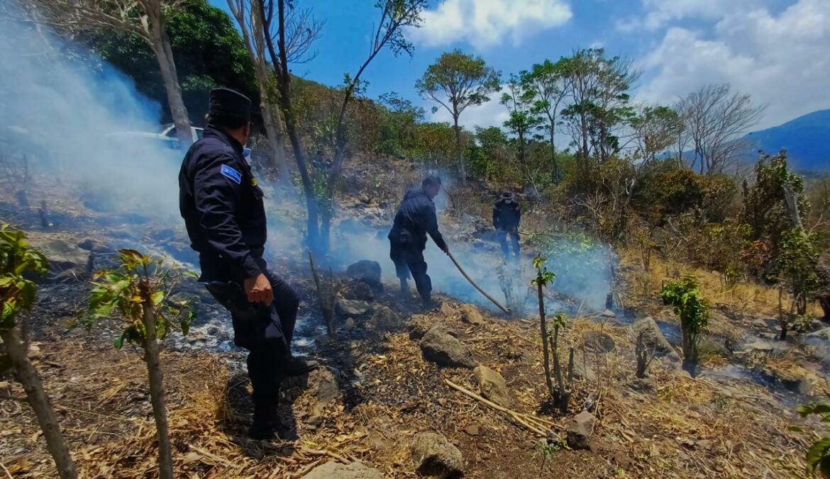 Controlan incendio forestal que duró tres días en un cerro de Chalchuapa