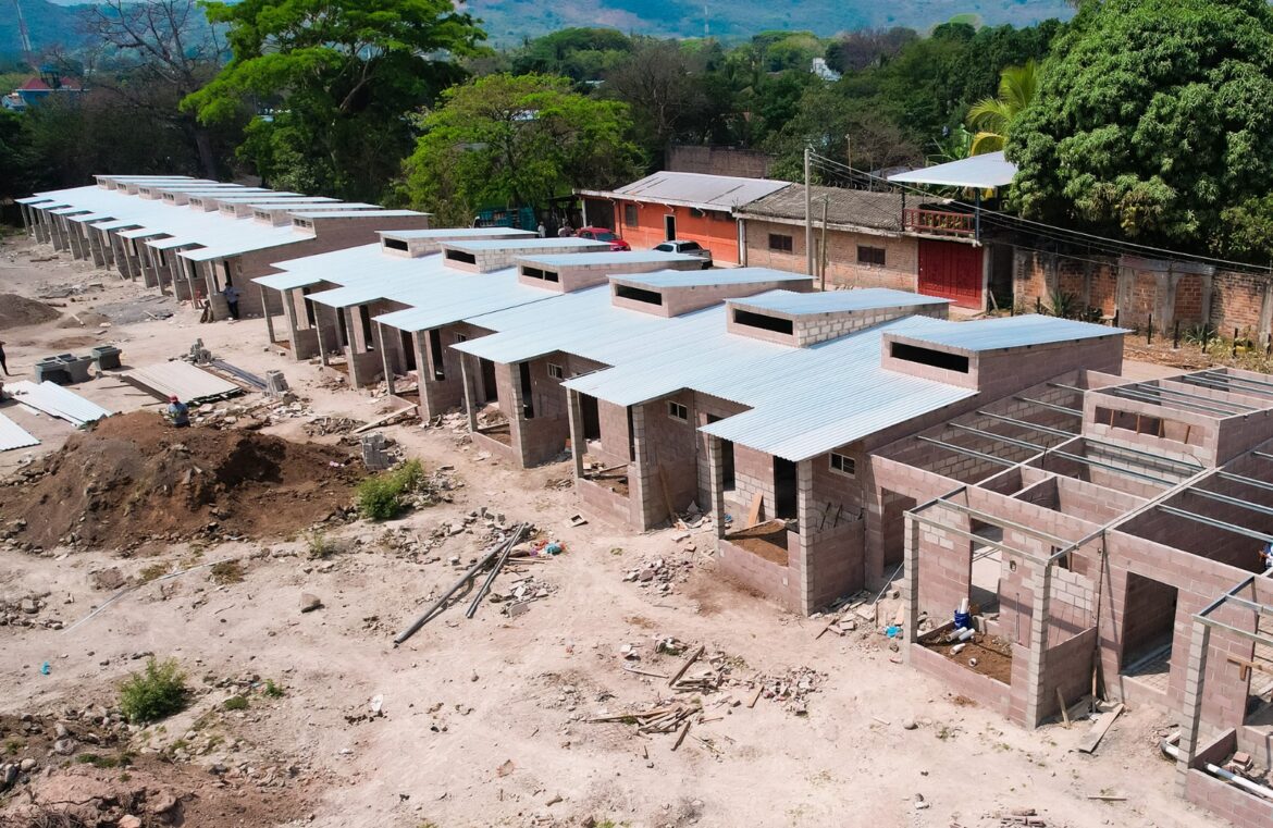 Ministra Michelle Sol dice que la única manera que el precio de las viviendas en El Salvador baje, es que la oferta aumente