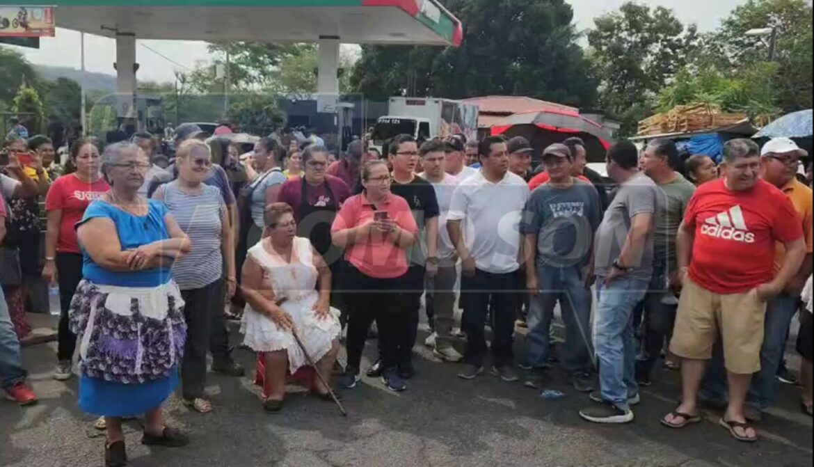 Comerciantes del sector de la Cuchilla en San Juan Talpa piden al presidente Bukele y alcalde electo, Salvador Menéndez ejecutar un reordenamiento en la zona