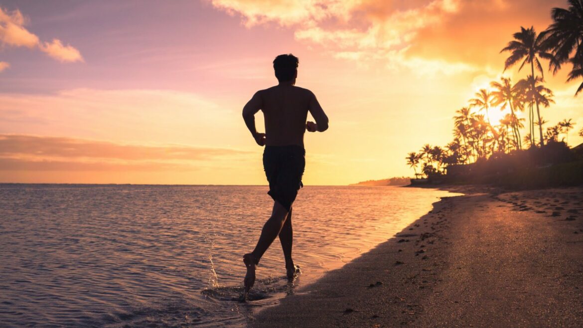 Los beneficios de correr en la playa y quienes no deberían hacerlo
