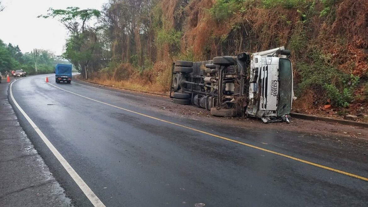 Muere conductor de camión, tras volcar y chocar contra muro