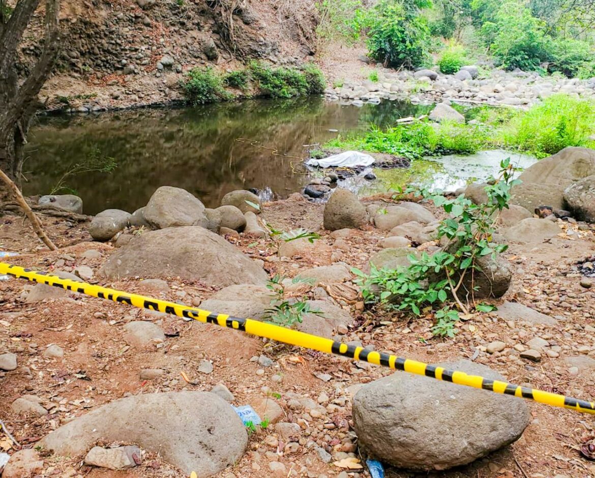Conductor fallece tras caer a un río en Sonsonate