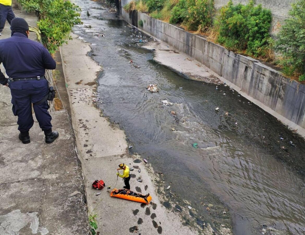Socorristas rescatan a hombre que cayó en río Acelhuate.