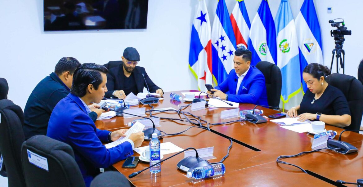 Comisión Especial presenta informe final sobre entrega de sobresueldos provenientes de fondos públicos, será remitido a la Fiscalía para iniciar el proceso penal contra los involucrados