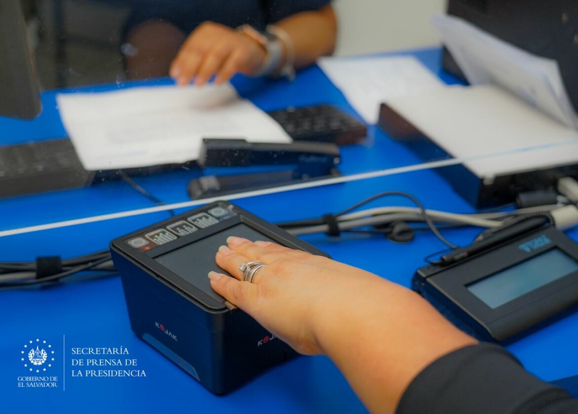 Inauguran servicio de impresión y entrega inmediata del DUI en el Consulado de El Salvador en Duluth, Georgia