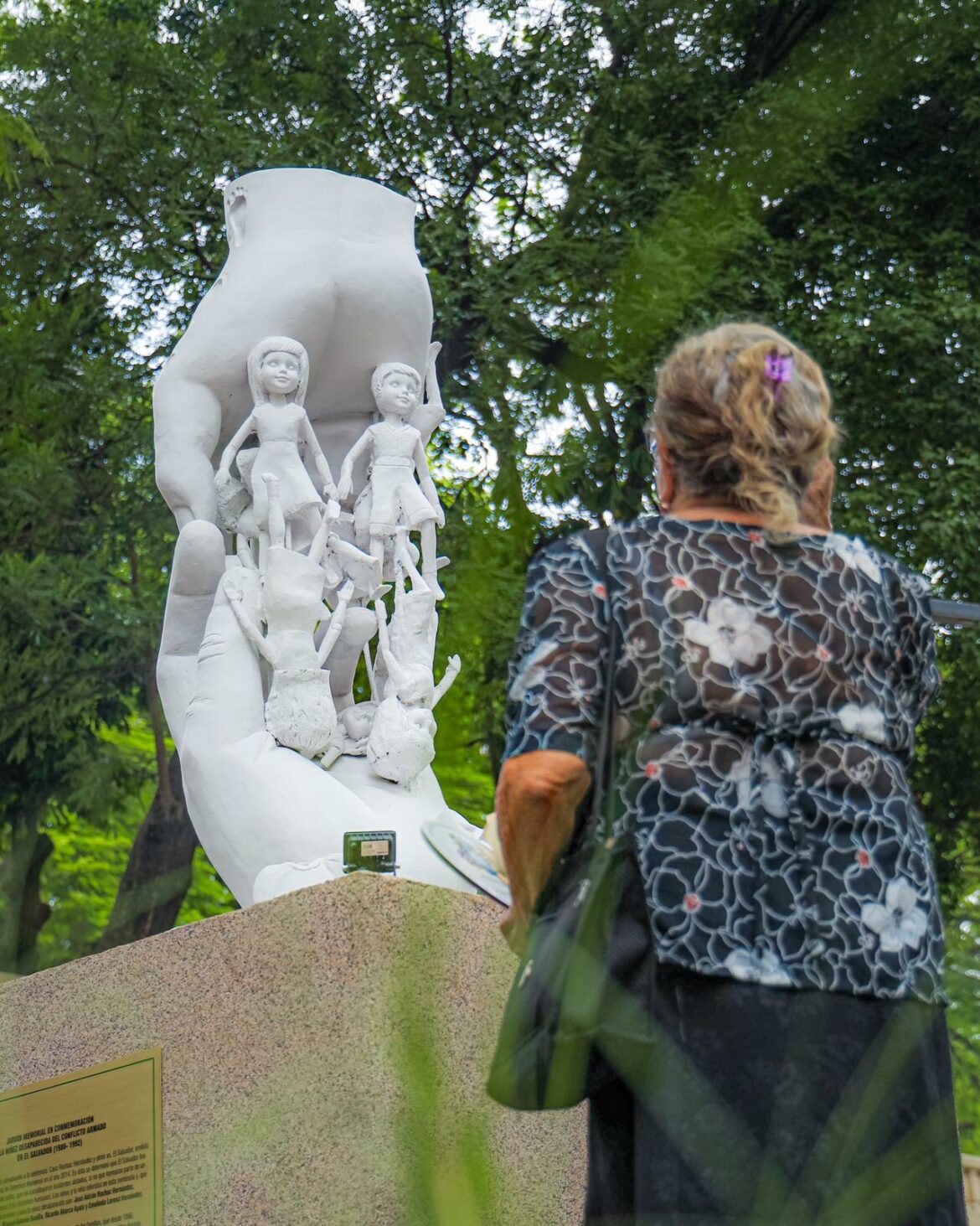 Así es el nuevo Jardín memorial de la niñez desaparecida durante la guerra de El Salvador