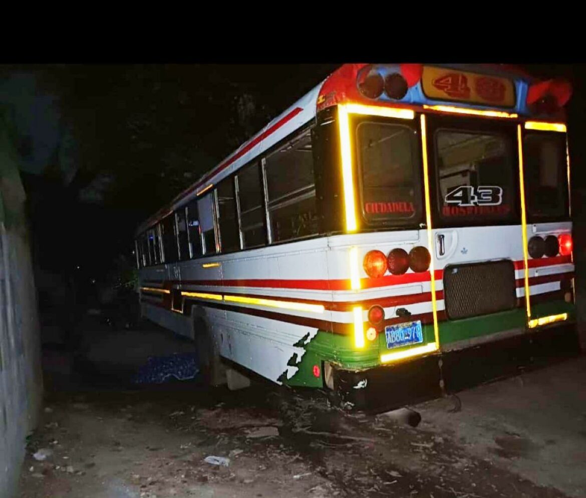 Hombre muere atropellado por un bus que retrocedía