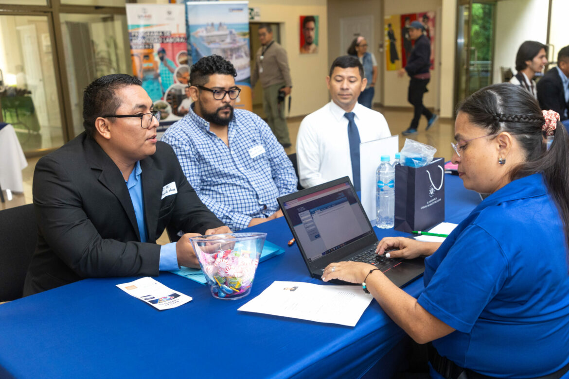 Royal Caribbean busca contratar a salvadoreños para trabajar en cruceros: 110 salvadoreños han sido entrevistados
