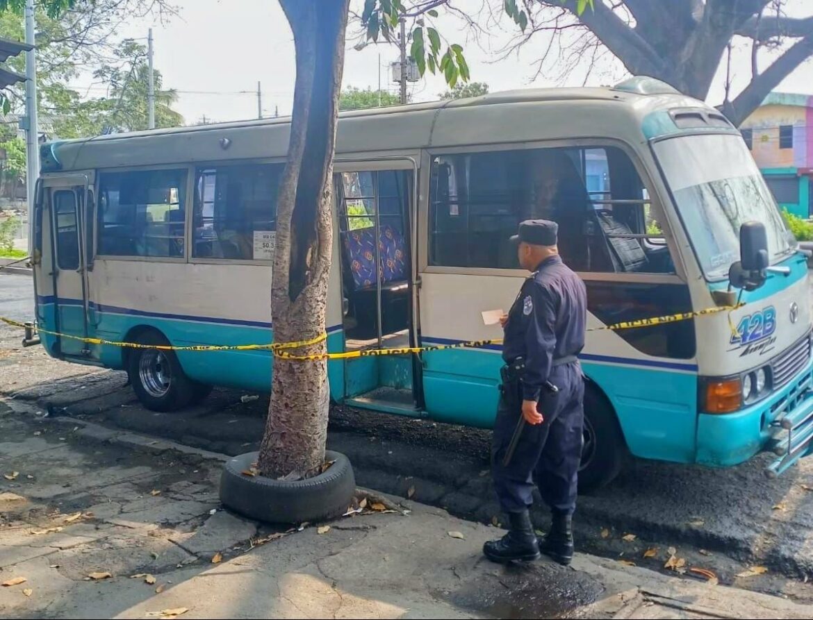 Un hombre murió al interior de un microbús de la ruta 42-B, en la plaza Zurita