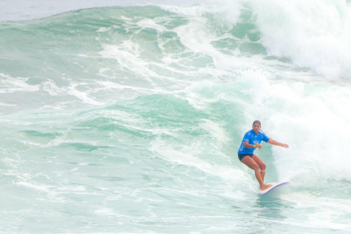 Salvadoreña avanza a la siguiente etapa del ISA World Longboard Championship Surf City El Salvador