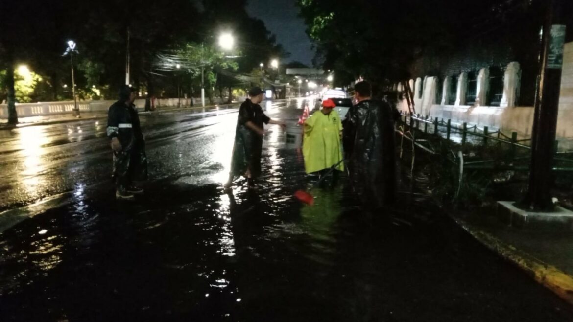 Lluvias de las últimas horas provocaron inundaciones en zonas urbanas, como en la colonia Flor Blanca y en el bulevar Venezuela
