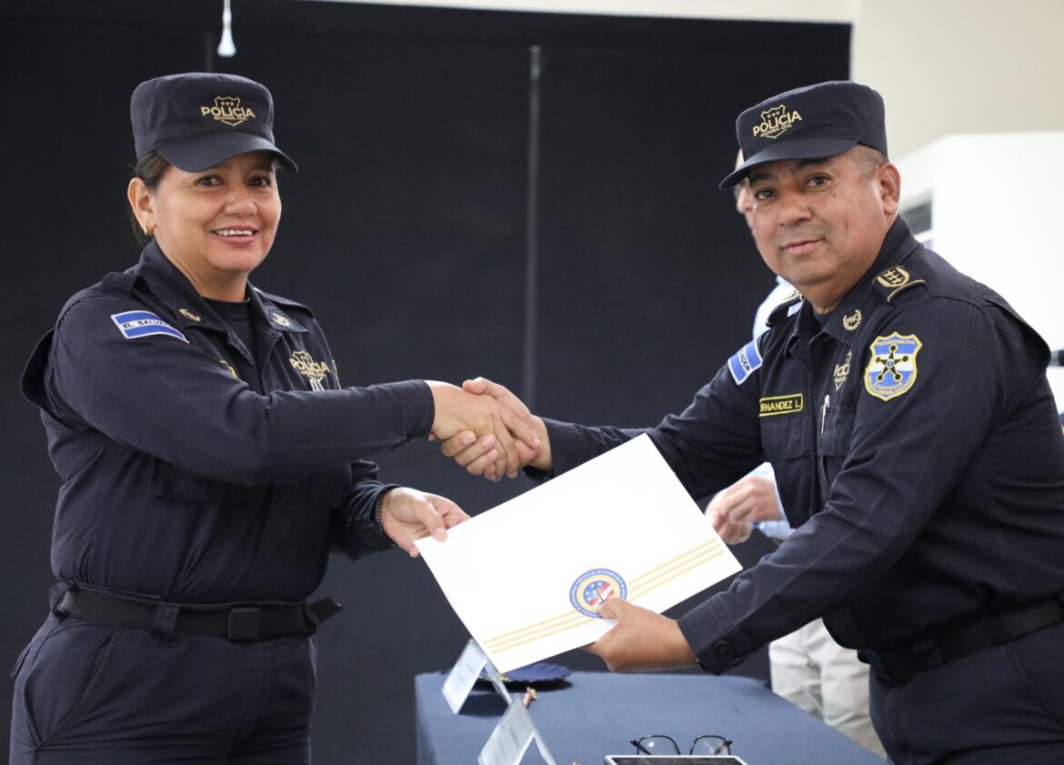 La ANSP graduó a 6 mil policías en el quinquenio de Bukele frente a 4 mil en 20 años, afirmó Murillo