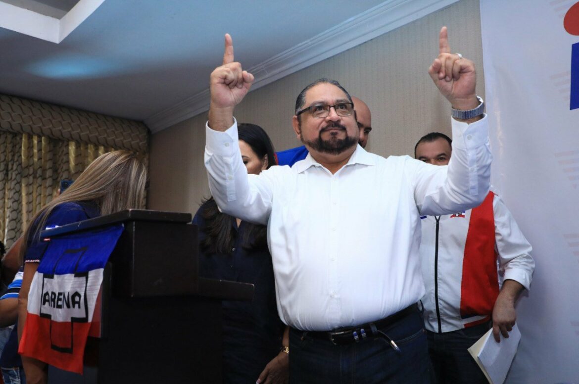Joel Sánchez llega al citatorio del Tribunal de Primera Instancia del COENA para abordar su proceso de expulsión