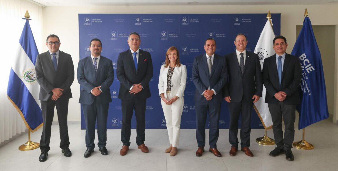 Hacienda y BCIE se reúnen para reforzar acuerdos para el desarrollo de proyectos en El Salvador