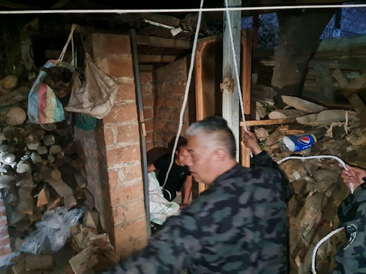 Rescatan con vida a recién nacido que fue abandonado dentro de una fosa séptica en Sonsonate