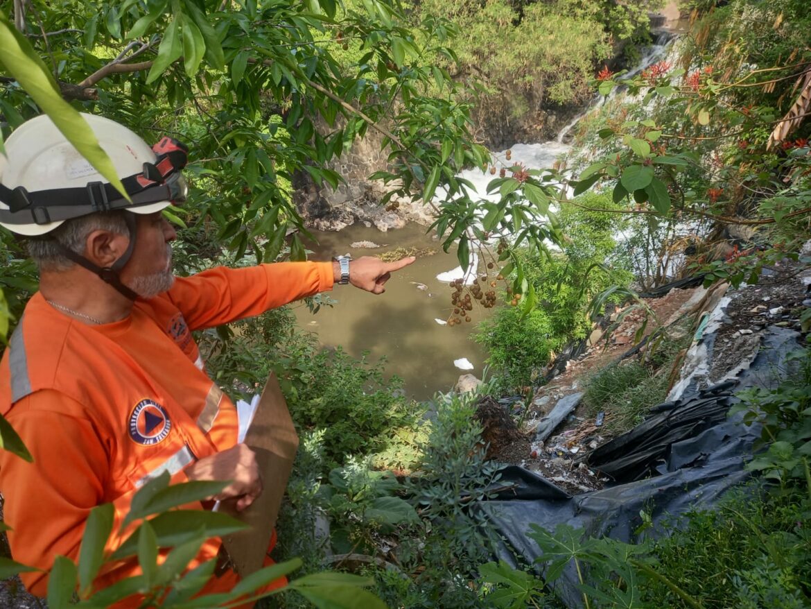 Alcaldía de San Salvador despliega personal de Protección Civil para atender emergencias por formación de talud