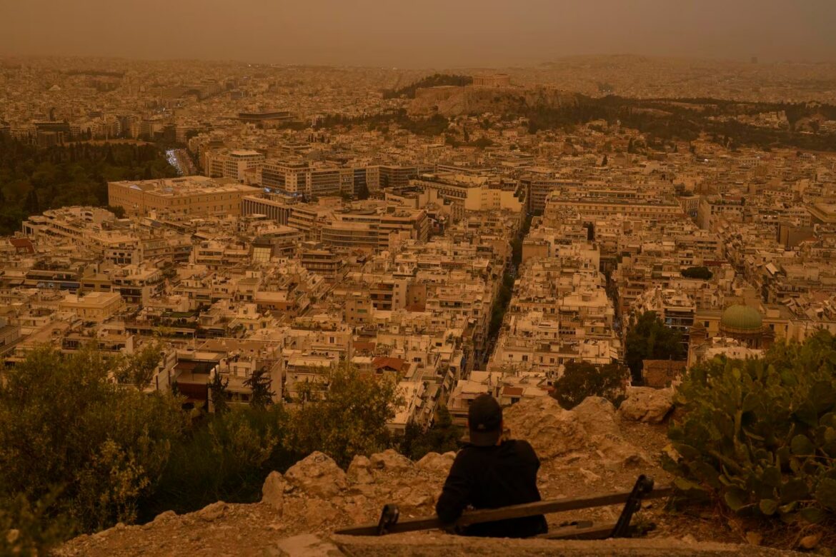 El cielo de Atenas se tiñe de naranja por polvo procedente del norte de África