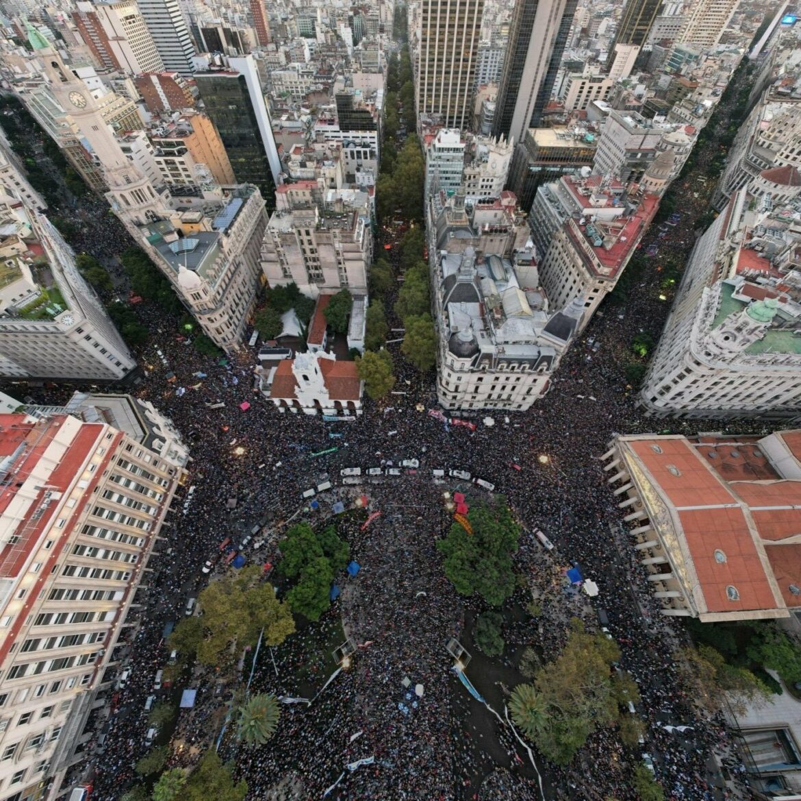Masivas protestas en Argentina contra los recortes a la educación superior del gobierno de Milei