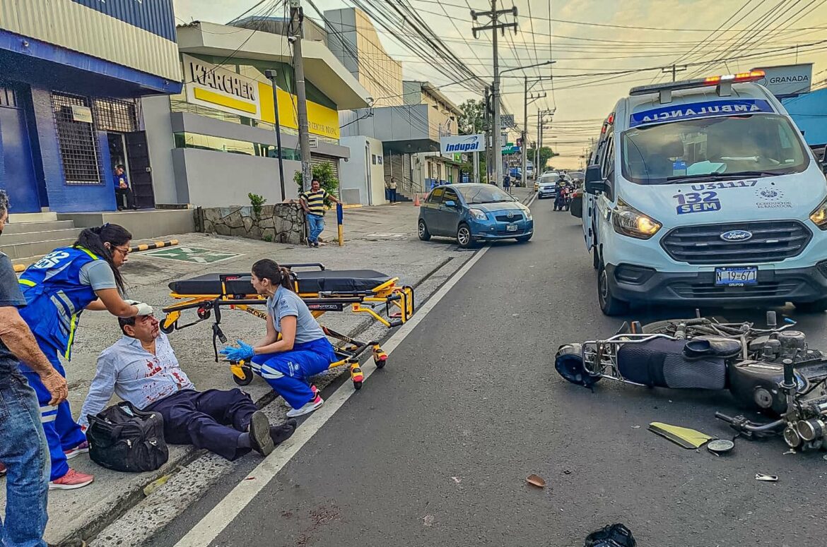 Atienden motociclista lesionado en accidente vial