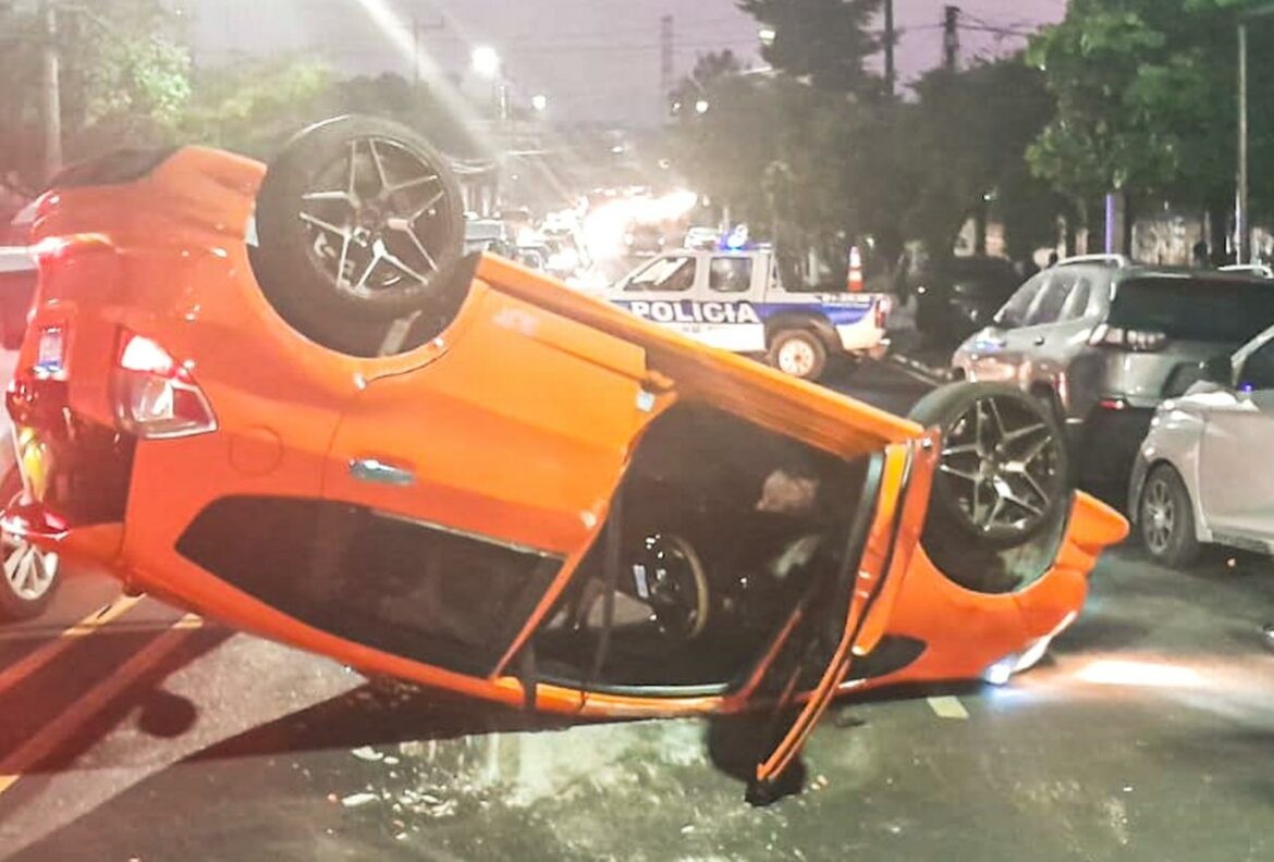 Conductor perdió el control de su vehículo y volcó en calle antigua a Tonacatepeque