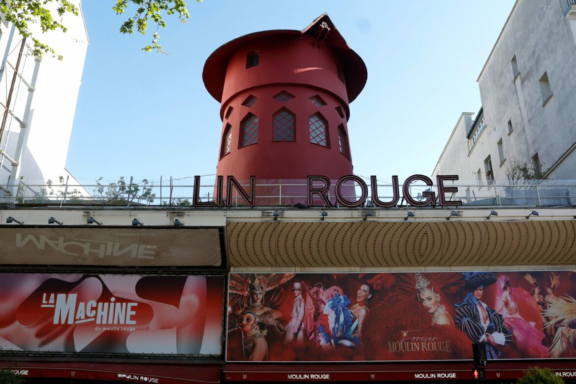 Se desplomaron las aspas del icónico Moulin Rouge de París
