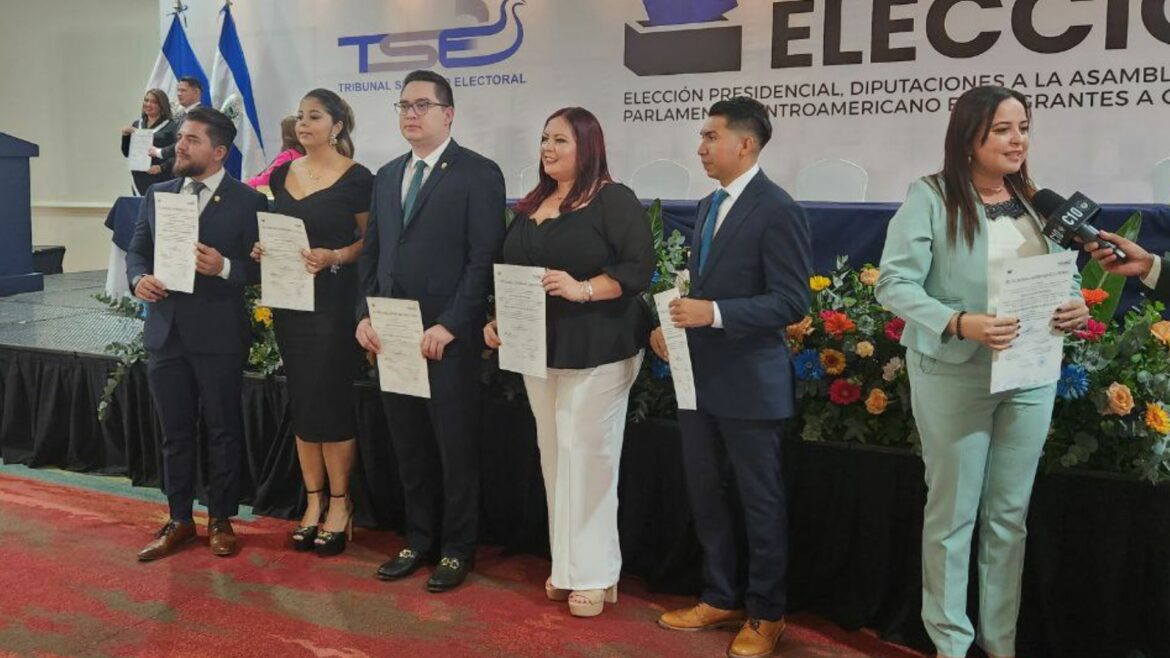 TSE acredita a diputados al Parlamento Centroamericano para el periodo 2026-2031
