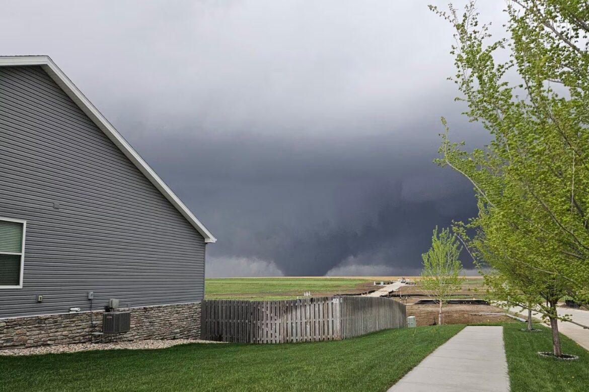 Tornados arrasan Nebraska y deja graves daños en Omaha