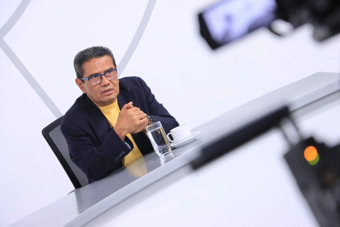 Martínez: «que se encuentren políticos corruptos dentro del Gobierno no toca el liderazgo del Pdte. Nayib Bukele, es más, lo fortalece, porque lleva ante a la justicia a los corruptos»