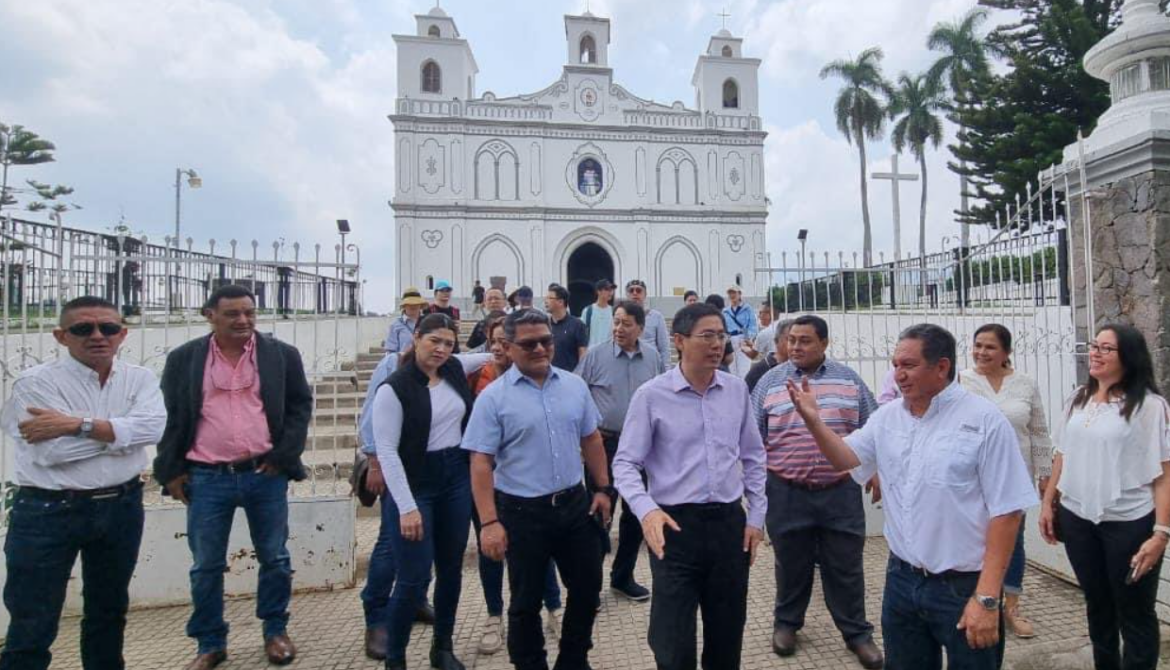Embajador de China visita la iglesia parroquial “Nuestra Señora de la Asunción” en Ahuachapán